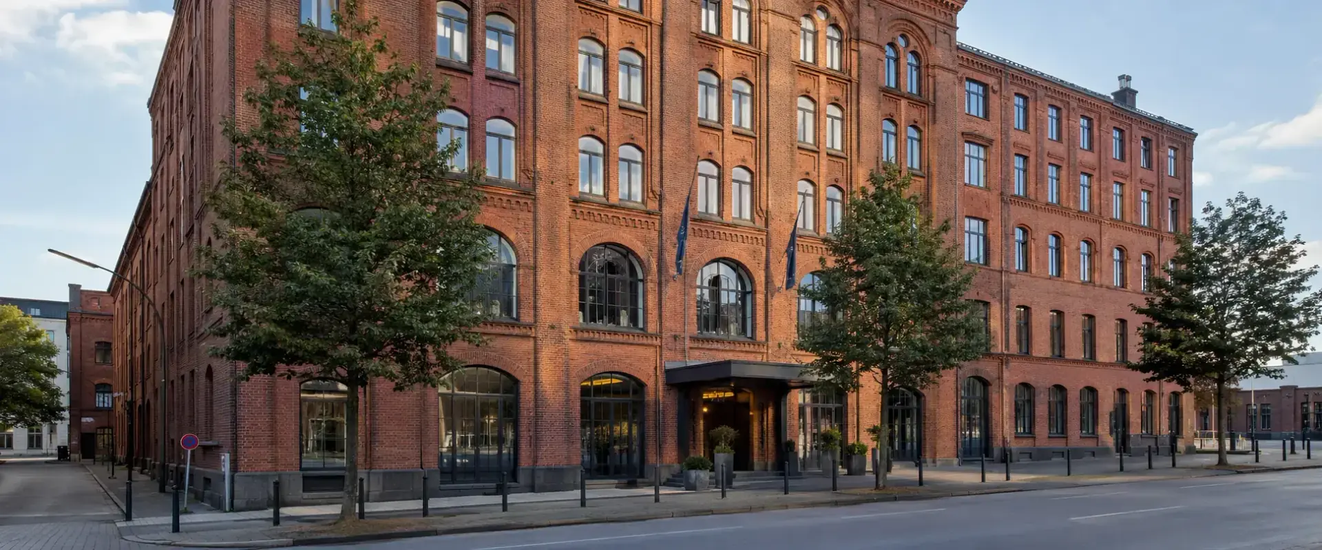 Historisches Hamburger Backsteingebäude im Kontorhausstil — typisches Nichtwohngebäude im Bestand.
